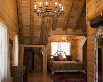 Rustic Balcony Room in Log Home Surrounded by State Forest! 11 miles from Ithaca - Spencer - Habitación