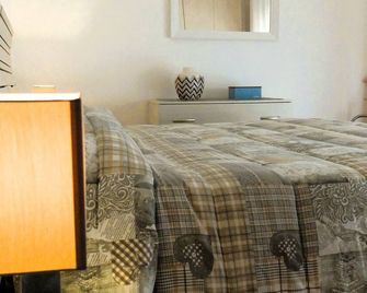 Apartment 500 mt. from the sea, in front of the Pineta, with private parking. - Viareggio - Schlafzimmer