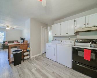 Cozy 2br | Pet-Friendly | Garage Parking | Near Wineries & Route 66 - St James - Cocina