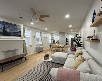 Squirrel Hill Modern And Cozy 3br/2ba Apartment With Ac, Wifi - Pittsburgh - Living room