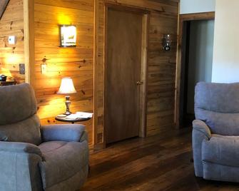 Secluded Cabin, Easy Access, Covered Parking, Small Creek, Whole-Home Backup Pwr - Robbinsville - Wohnzimmer