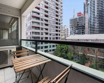 Gorgeous 3-Bed Apartment Near Flagstaff Gardens - Melbourne - Balcony