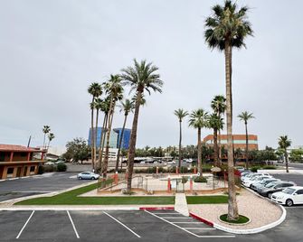 Howard Johnson by Wyndham Phoenix Airport/Downtown Area - Phoenix - Edificio