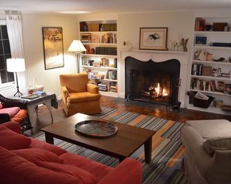 Private Kent Getaway With Views, Pond & Pool - Kent - Living room