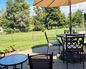 So convenient! So clean! So close to Depauw University. 40 min. from Indy. - Greencastle - Patio