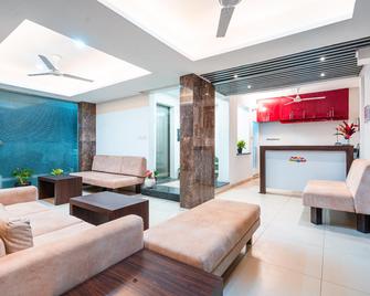 Treebo Silver Apartment - Nagpur - Living room