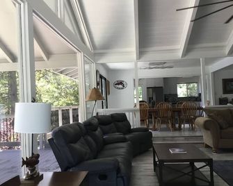 Lake Front On Shasta Lake, Nestled In The Mountains! - Lakehead - Living room