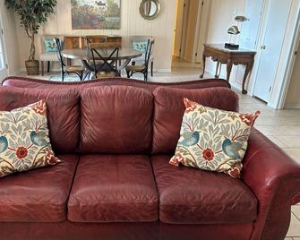 Paw Paw Tree Estate Home with Three Bedroom Guest House. Sleeps 19 - Morrilton - Living room