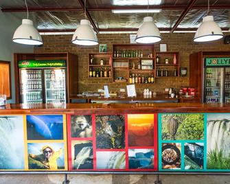 Jollyboys Backpackers - ליבינגסטון - בר