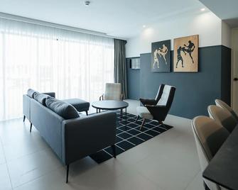 Marina House Muaythai Ta-Iad Phuket - Phuket - Pokój dzienny