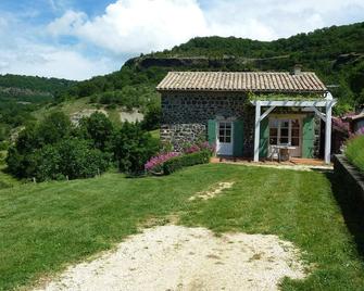 Beautiful Holiday Home in Saint-Pons - Saint-Pons - Edificio
