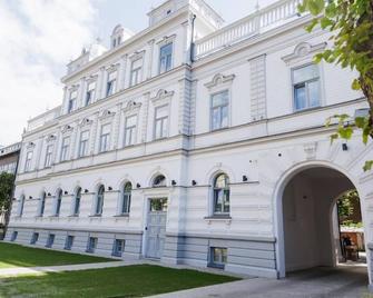 Roze Kurmajas Apartments - Lipawa - Budynek