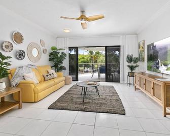 Elegant 3BR Cairns Esplanade Apartment with Pool - Cairns North - Living room