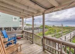 Rustic Beachfront Cottage with Deck and Boardwalk - Holden Beach - Varanda