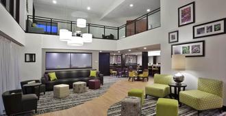 La Quinta Inn & Suites by Wyndham Detroit Metro Airport - Romulus - Sala de estar
