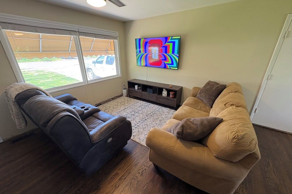 Sleeps 10, 5 Min to World Cup Stadium, 10 Min to Downtown - Kansas City - Living room