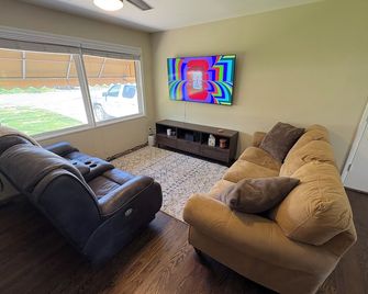 Sleeps 10, 5 Min to World Cup Stadium, 10 Min to Downtown - Kansas City - Sala de estar