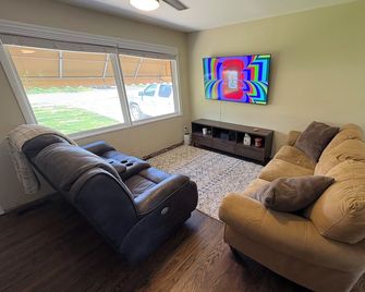 Sleeps 10, 5 Min to World Cup Stadium, 10 Min to Downtown - Kansas City - Living room