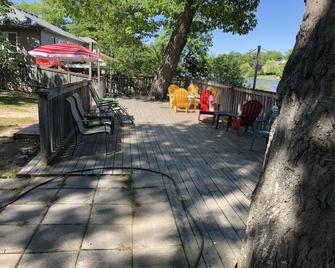 Dock Life Cottage 2 - Riverside, 1 Bedroom, Wasaga - Wasaga Beach - Patio