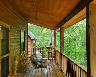 Mountain Creek Retreat - 5 minutes from Downtown Murphy - Secluded - Murphy - Balcony