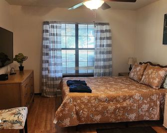 Spacious Ridge Manor Villa with BBQ, Screened Lanai, and Views - Ridge Manor - Bedroom