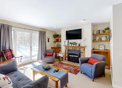 Charming condo near skiing and trails with gas fireplace, deck, and tennis court - ウォーレン - リビングルーム