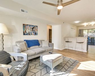 15 Mi to Greensboro: Archdale Condo w/ Fireplace - High Point - Living room