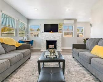 Home near Casino/NosCenter/Hospital/Glen Helen! - San Bernardino - Living room