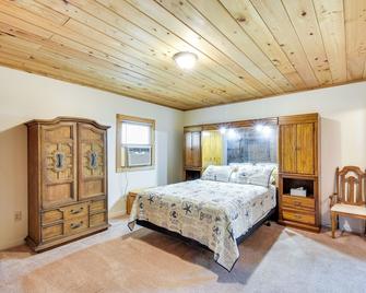 Rustic Jefferson Retreat with Fire Pit Near Athens! - Jefferson - Bedroom