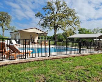 The Ranch Motel. Large cottage in a country setting with pool and hot tub. - Round Top - Pool