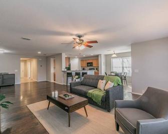Charming Spacious 3br Retreat ~ Community Pool! - Keller - Living room