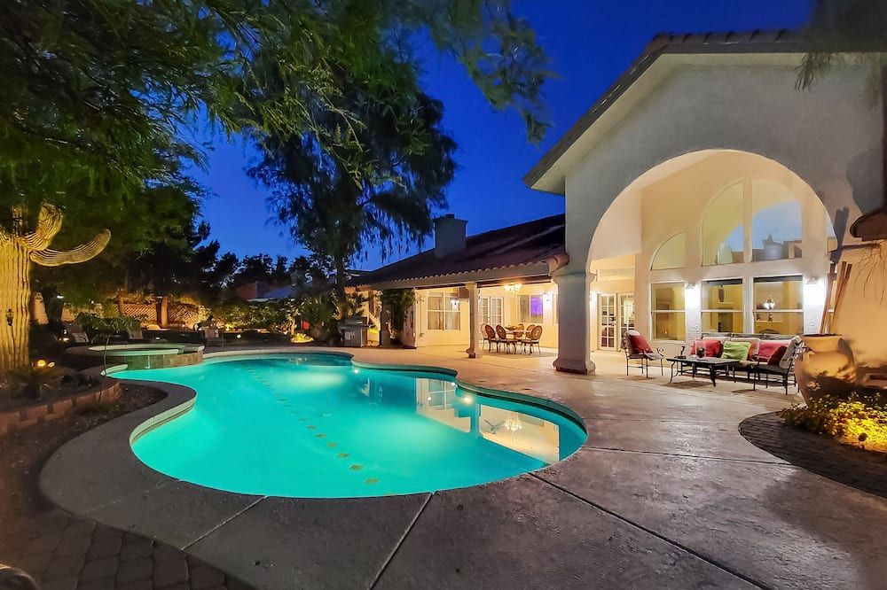Luxurious Vegas Retreat: 4BR Paradise with Pool & Game Room for Large Groups - לאס וגאס - בריכה
