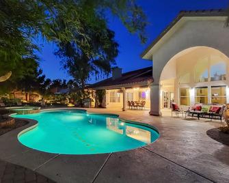 Luxurious Vegas Retreat: 4BR Paradise with Pool & Game Room for Large Groups - Las Vegas - Pool