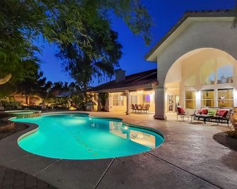 Luxurious Vegas Retreat: 4BR Paradise with Pool & Game Room for Large Groups - לאס וגאס - בריכה