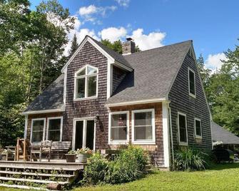 Cozy Quiet Cottage in the woods, close to ocean and local activities - Spruce Head - Edificio