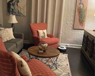 Cozy 2-bedroom cottage in Sikeston’s historic north end. 2 min drive to hospital - Sikeston - Soggiorno