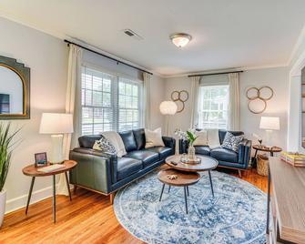 Elizabeth City Abode w/ Fenced Yard, Near Downtown - Elizabeth City - Living room