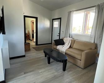 King bed and sunset views pine trees and hiking trails await you! Pinetreepalace - Prescott - Living room