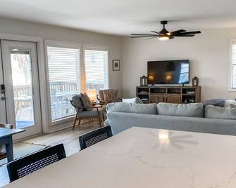 Sunny Family Friendly House 1500 sqft ~ Oversized Covered Deck ~ .5 m to Beach - Port O'Connor - Sala de estar