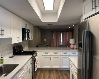 Townhome in Rockledge - Rockledge - Kitchen