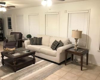 Spacious Country Ranch Home. 25 Private Acres All to Yourself. - Fort Valley - Living room
