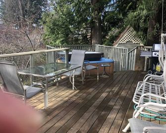 Beachfront Chalet - Halfmoon Bay - Balkon