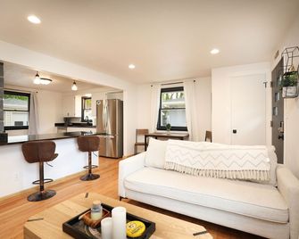Beautiful newly remodeled house .5 miles to Lambeau/Resch center. (Pet Friendly) - Green Bay - Living room