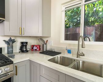 Charming studio walking distance to uptown Whittier - Whittier - Kitchen