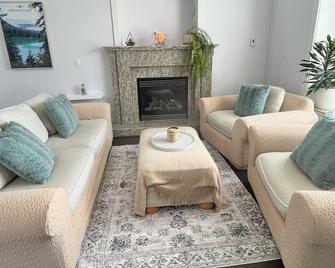 Spacious House located in Main St - Vancouver - Living room