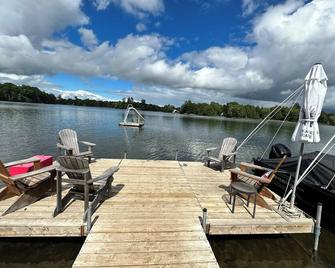 Lakeside Bliss Tait Lake – Cozy 3 Bed Cottage with Hot Tub & Private Waterfront! - Bancroft