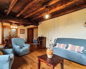 Spacious, cozy house with views in Navarra - Larraun - Living room