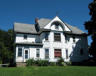 Rustic Room Rental in Lovely Bed and Breakfast near Lanesboro, Minnesota - Lanesboro - Building