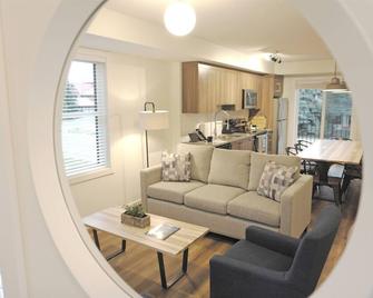 Basecamp Resorts I Three Bedroom Apartment - Canmore - Sala de estar