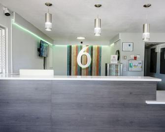 Motel 6 Topeka Northwest - Topeka - Recepción